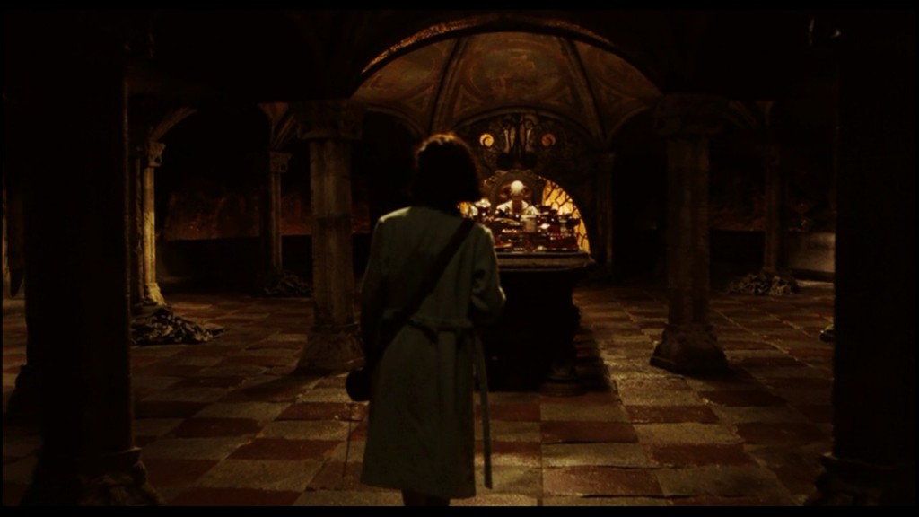 Ofelia enters the hall of the Pale Man